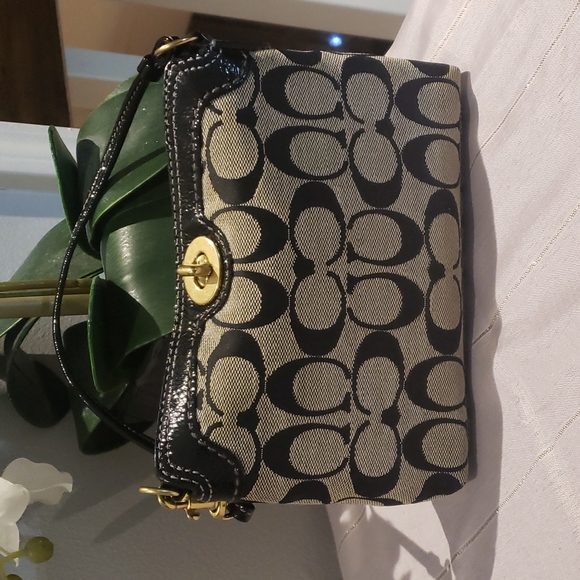 Coach Handbags - ❣️💫MARK DOWN❣️💫vintage Coach wristlet